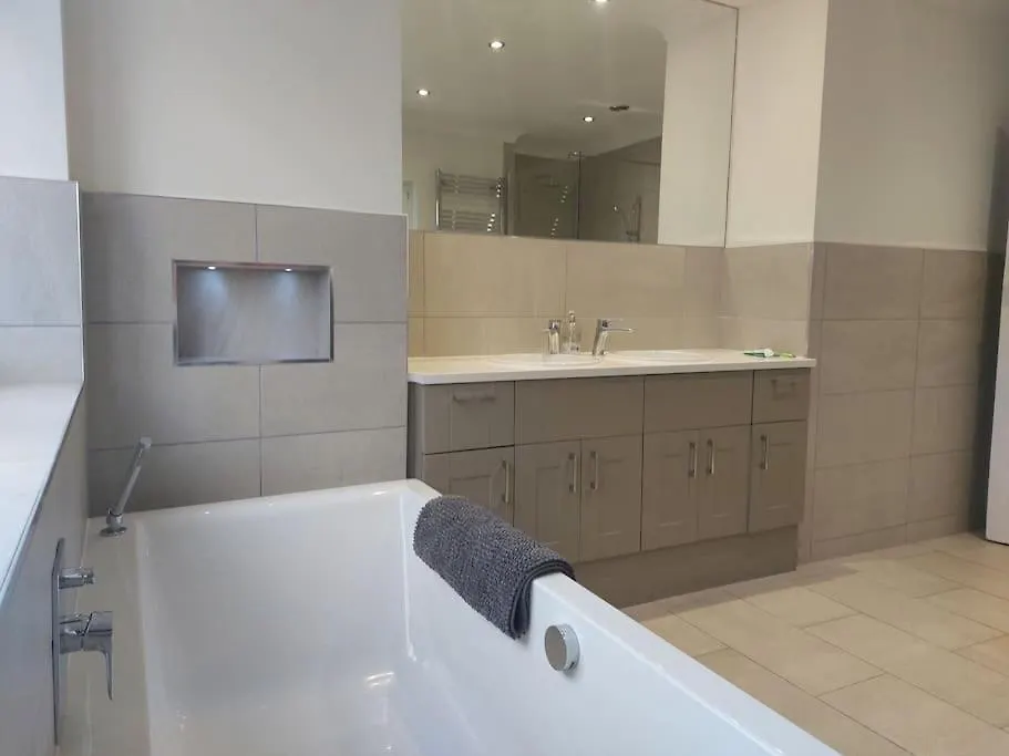 Beach House, With Bbq Lodge And Hot Tub! Bournemouth