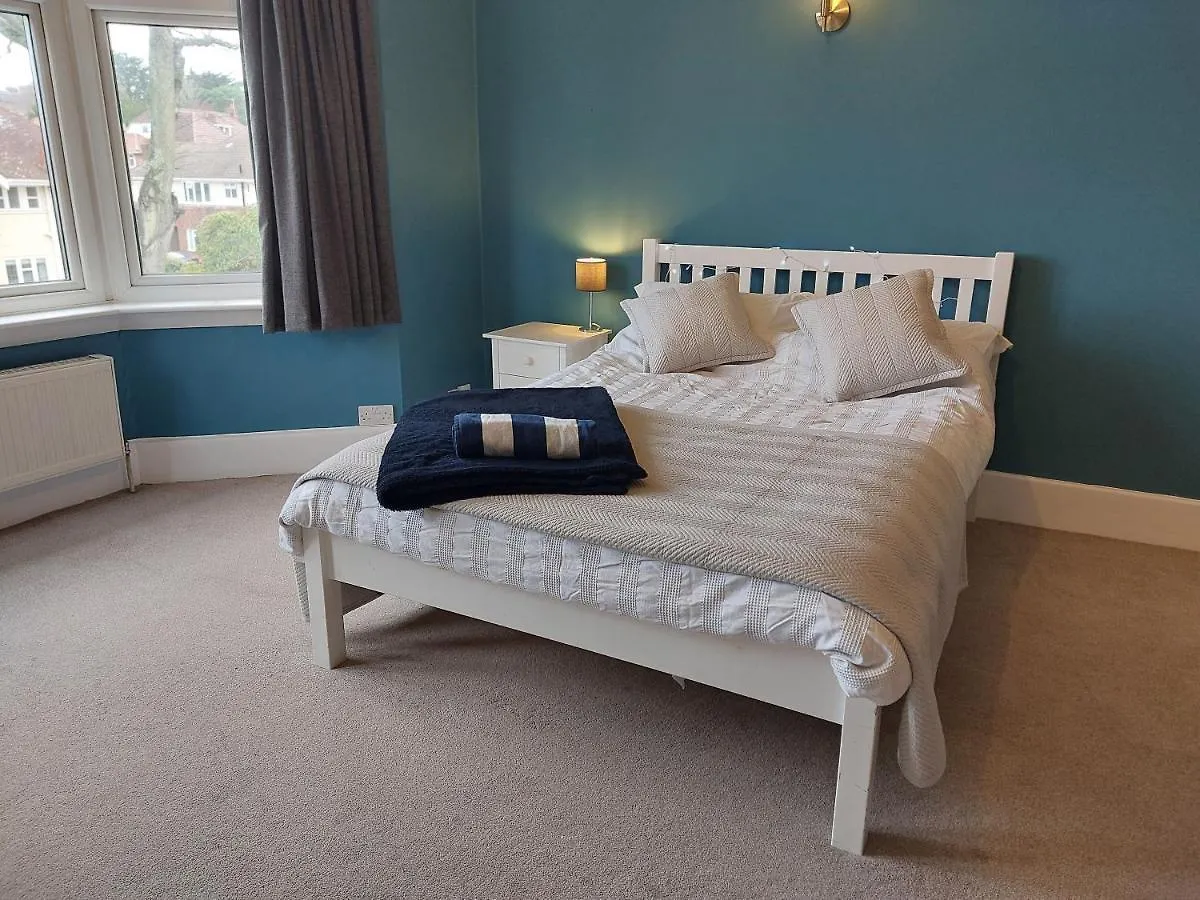 Beach House, With Bbq Lodge And Hot Tub! Bournemouth Holiday home