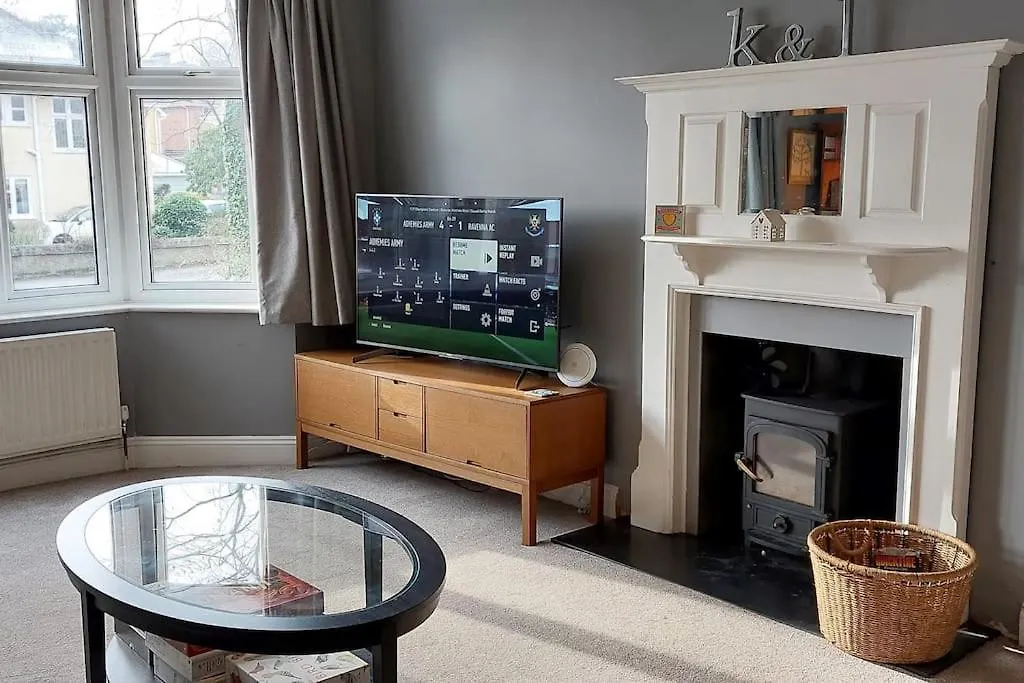 Beach House, With Bbq Lodge And Hot Tub! Bournemouth Holiday home